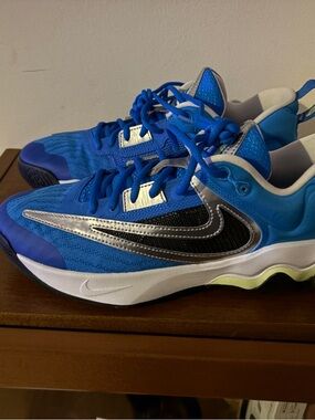 Men’s Giannis NIKE size 9